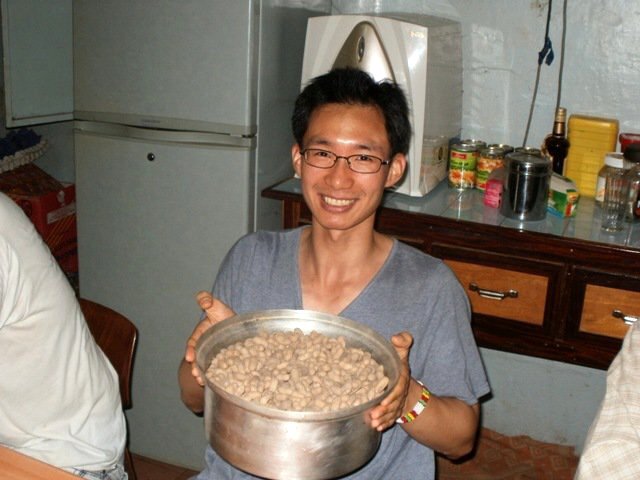 Náš dr. Steven s čerstvo praženými arašidami..., nov. 2010
