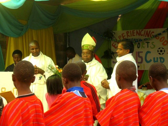 Saleziani z Bosco Boys, o. Eric, o. Sebastian a biskup z Mombasy, január 2011