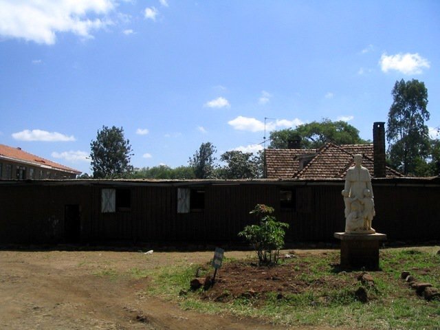 Langata - zatiaľ chalani bývajú tu, ale o pár týždňov by sa už mali sťahovať do novej budovy v ľavo, Nairobi, február 2011