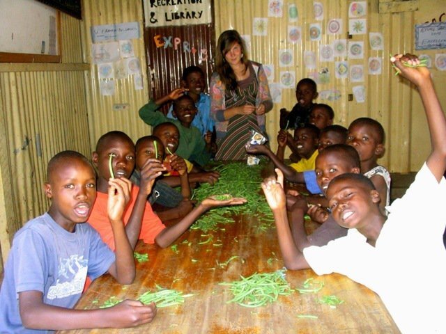 Príprava fazule na večeru.... jedno s naobľúbenejších jedál detí - ugali s fazuľkou, Nairobi, február 2011